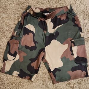 Women's Camouflage Cargo Shorts In Size Medium